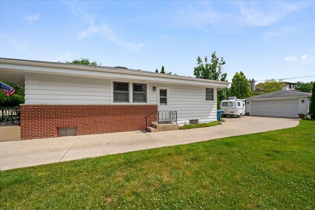551 S Poplar Avenue, Elmhurst, IL 60126