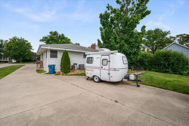 551 S Poplar Avenue, Elmhurst, IL 60126
