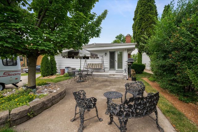 551 S Poplar Avenue, Elmhurst, IL 60126