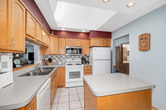 551 S Poplar Avenue, Elmhurst, IL 60126