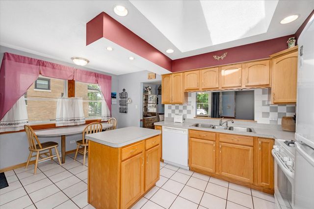 551 S Poplar Avenue, Elmhurst, IL 60126