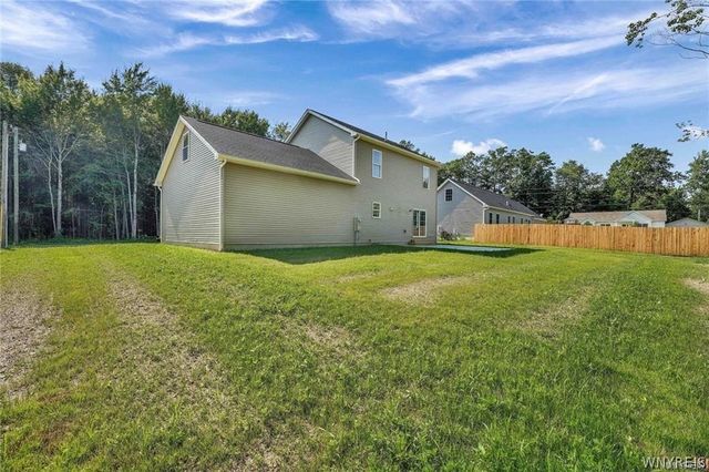 26 Rosalind Dr, Evans, NY 14006