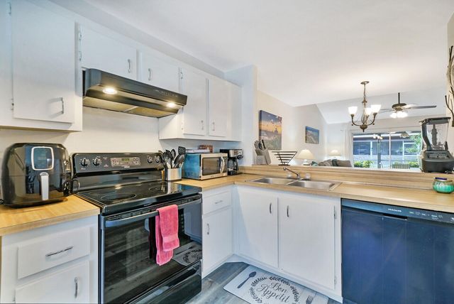 113 Pinewood Court, Jupiter, FL 33458