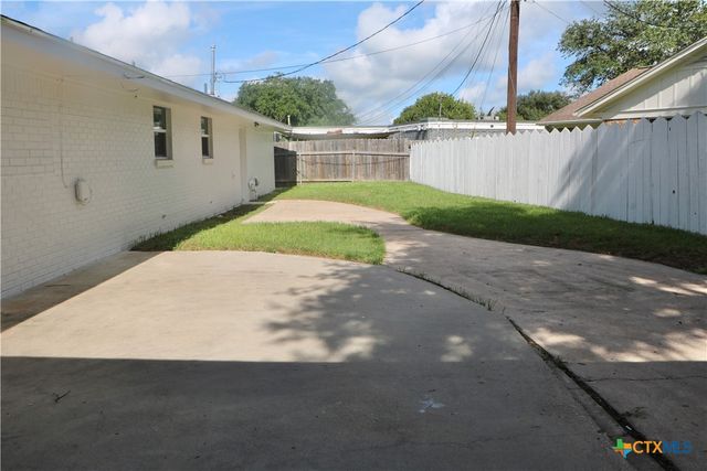 2704 Loma Vista, Victoria, TX 77901