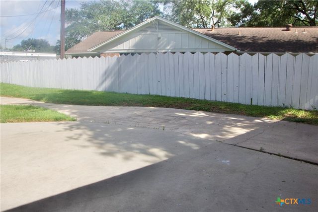 2704 Loma Vista, Victoria, TX 77901
