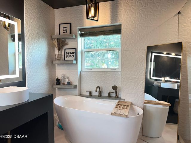 1608 N Halifax Avenue, Daytona Beach, FL 32118