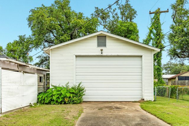 113 Cypress Street, Lake Jackson, TX 77566