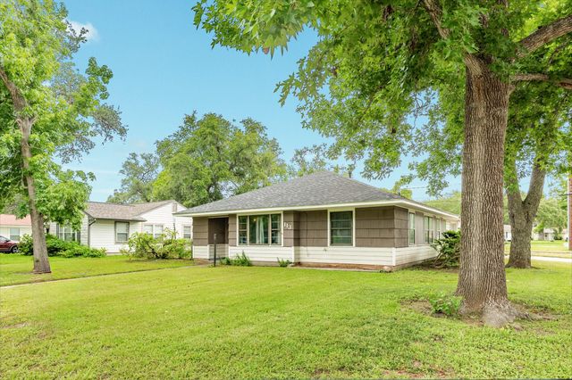 113 Cypress Street, Lake Jackson, TX 77566