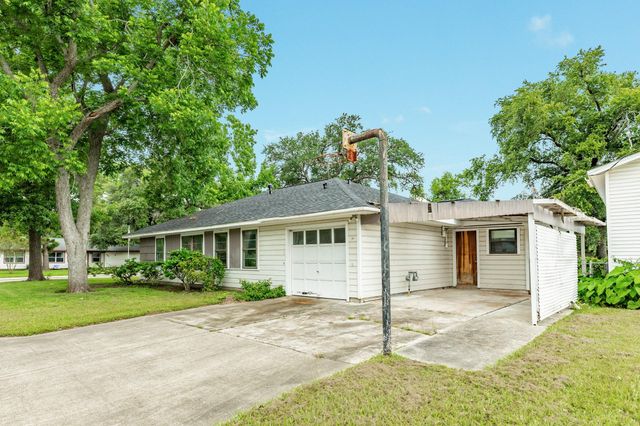 113 Cypress Street, Lake Jackson, TX 77566