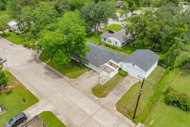 113 Cypress Street, Lake Jackson, TX 77566