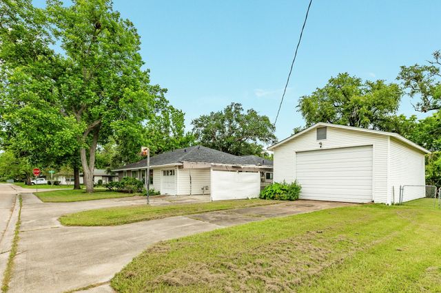 113 Cypress Street, Lake Jackson, TX 77566