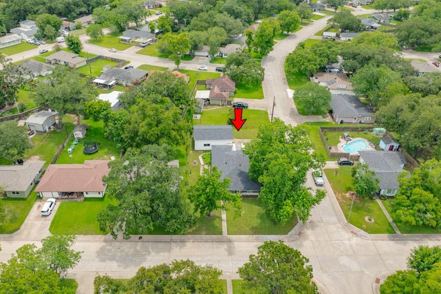 113 Cypress Street, Lake Jackson, TX 77566