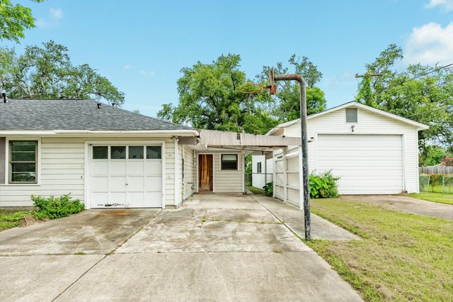 113 Cypress Street, Lake Jackson, TX 77566