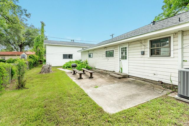 113 Cypress Street, Lake Jackson, TX 77566
