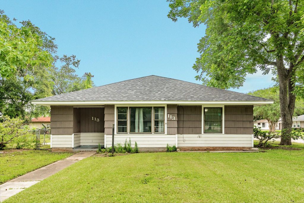 113 Cypress Street, Lake Jackson, TX 77566
