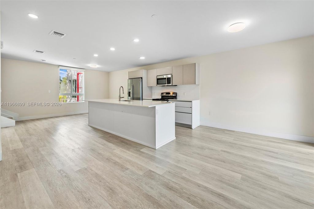 2561 NE 193rd St 1203, Miami, FL 33180