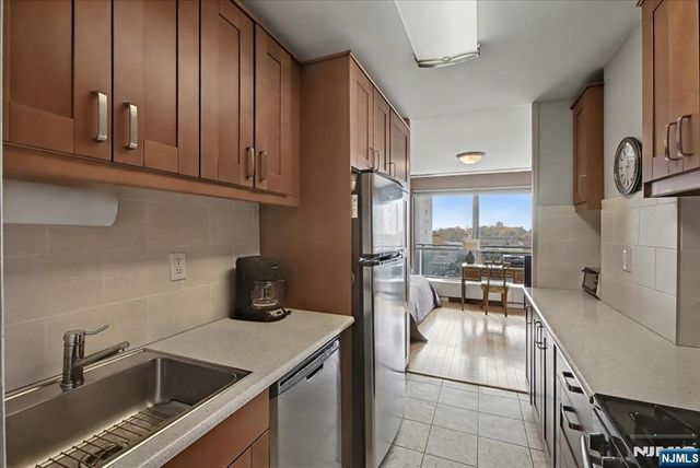 2077 Center Street 9B, Fort Lee, NJ 07024