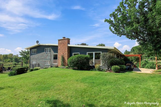 1402 Appaloosa Trail, Mchenry, IL 60051