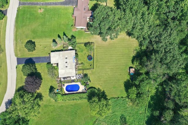1402 Appaloosa Trail, Mchenry, IL 60051
