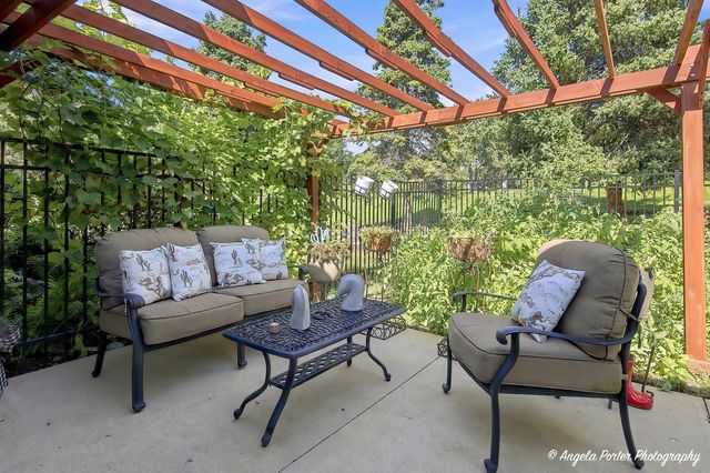 1402 Appaloosa Trail, Mchenry, IL 60051