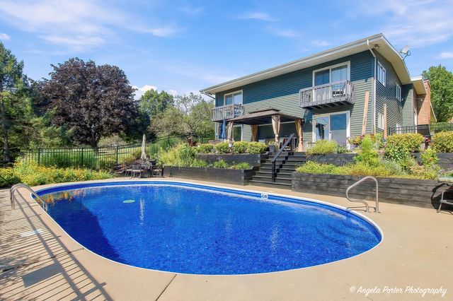 1402 Appaloosa Trail, Mchenry, IL 60051