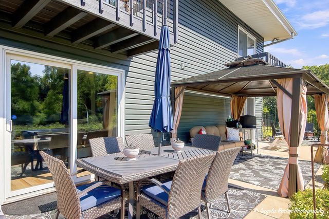 1402 Appaloosa Trail, Mchenry, IL 60051