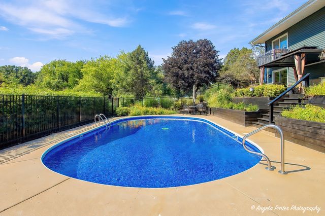 1402 Appaloosa Trail, Mchenry, IL 60051