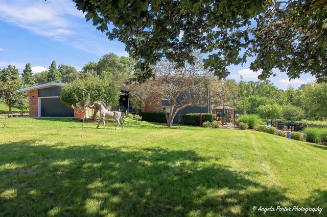 1402 Appaloosa Trail, Mchenry, IL 60051