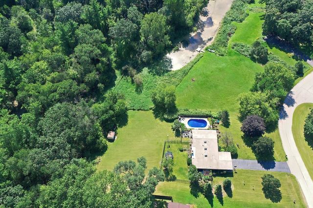 1402 Appaloosa Trail, Mchenry, IL 60051