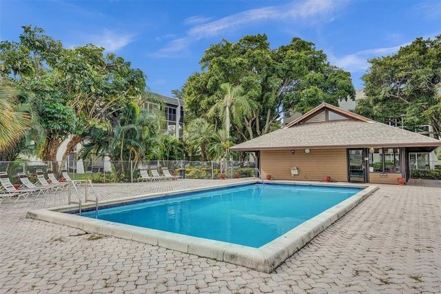 9440 Poinciana Place 101, Davie, FL 33324