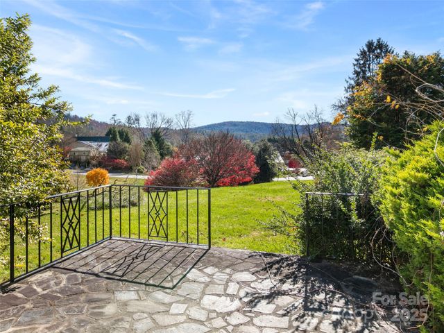 110 Yardley Court, Hendersonville, NC 28739