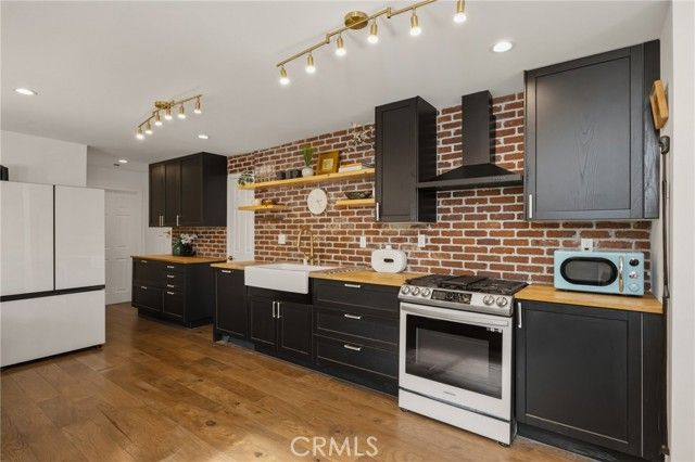 1930 Weepah Way, Los Angeles, CA 90046