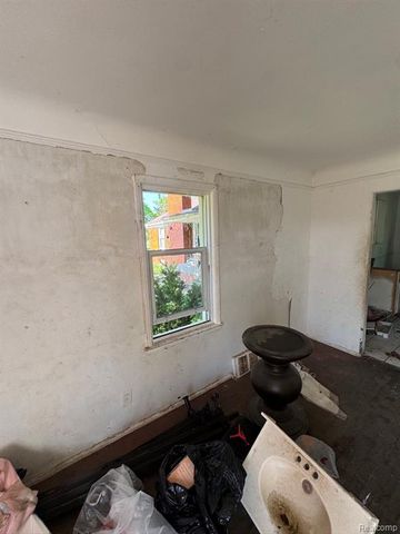 18811 Kelly Road, Detroit, MI 48224
