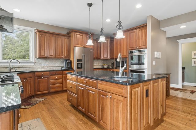8 ROSE Lane, Hawthorn Woods, IL 60047