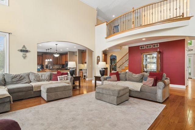 8 ROSE Lane, Hawthorn Woods, IL 60047