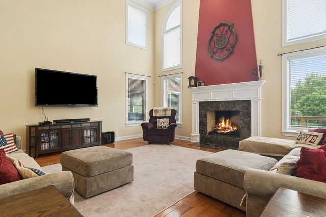 8 ROSE Lane, Hawthorn Woods, IL 60047