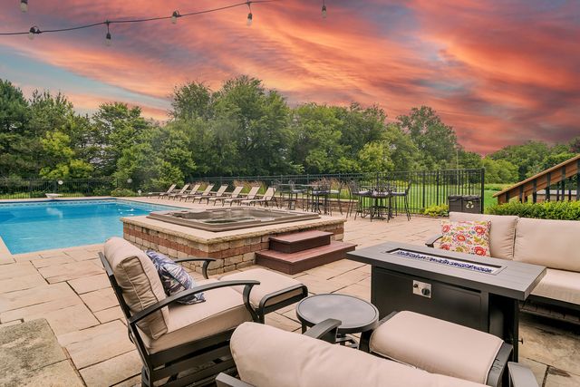 8 ROSE Lane, Hawthorn Woods, IL 60047