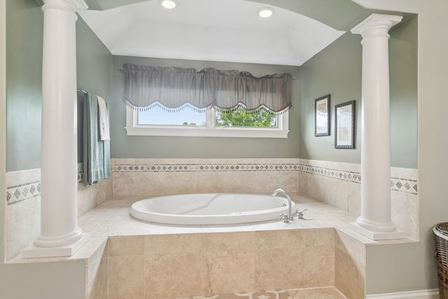 8 ROSE Lane, Hawthorn Woods, IL 60047