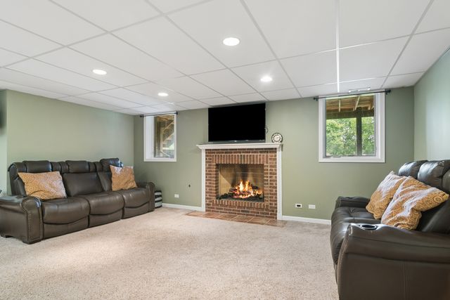 8 ROSE Lane, Hawthorn Woods, IL 60047
