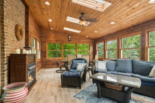 8 ROSE Lane, Hawthorn Woods, IL 60047