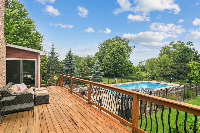 8 ROSE Lane, Hawthorn Woods, IL 60047