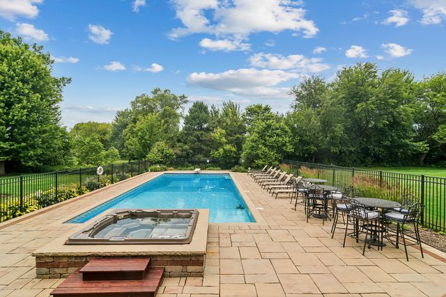 8 ROSE Lane, Hawthorn Woods, IL 60047