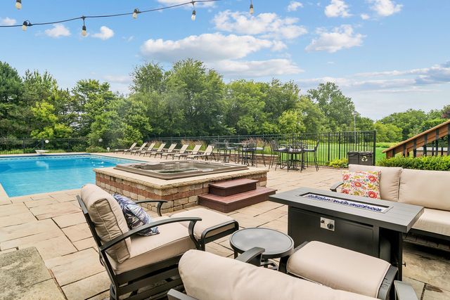 8 ROSE Lane, Hawthorn Woods, IL 60047