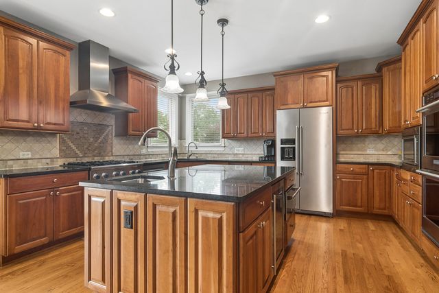 8 ROSE Lane, Hawthorn Woods, IL 60047