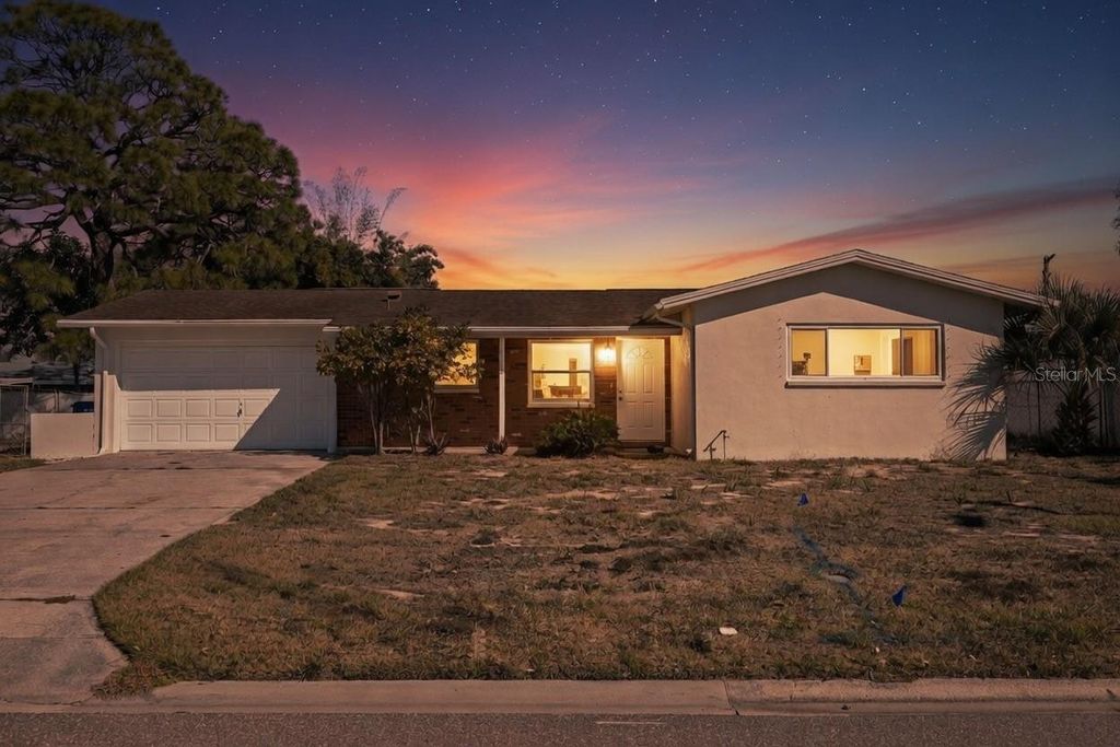 Image 2 of property listing at 1013 55TH TERRACE S, St Petersburg, FL 33705