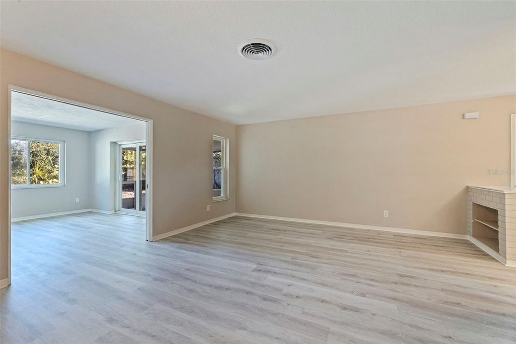 Image 12 of property listing at 1013 55TH TERRACE S, St Petersburg, FL 33705