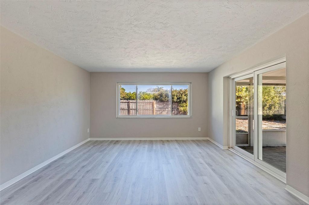 Image 15 of property listing at 1013 55TH TERRACE S, St Petersburg, FL 33705