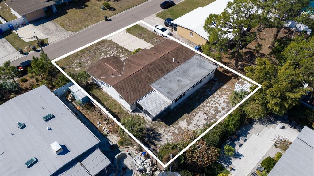 Image 3 of property listing at 1013 55TH TERRACE S, St Petersburg, FL 33705