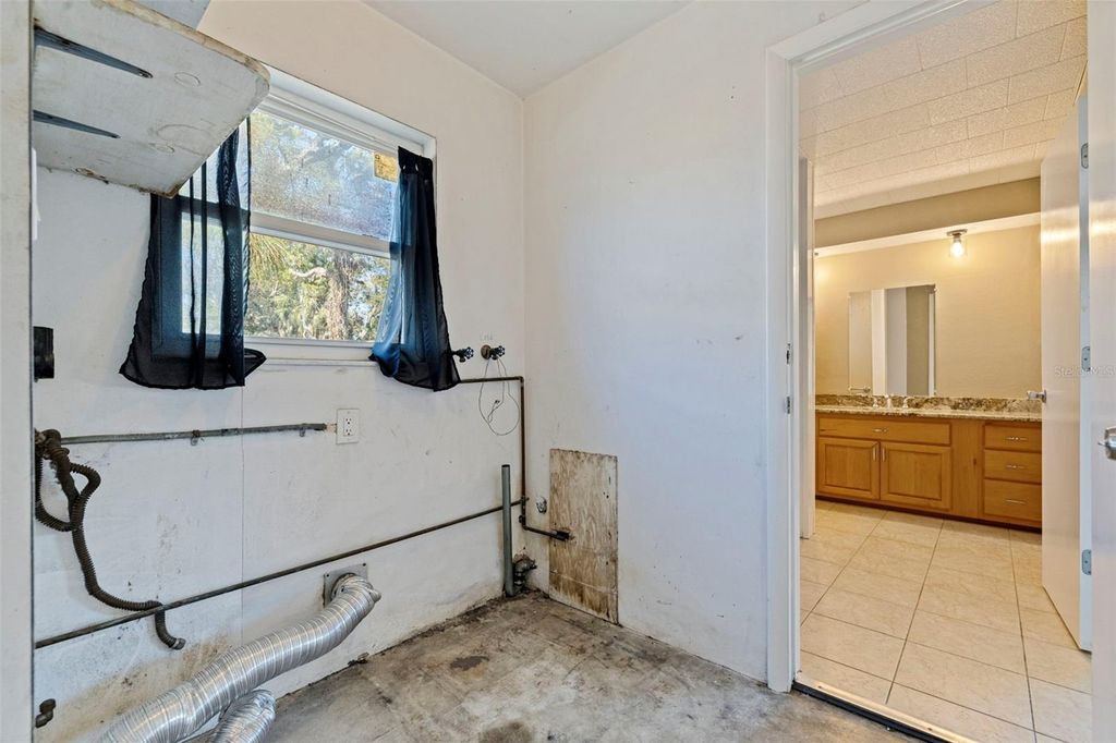 Image 23 of property listing at 1013 55TH TERRACE S, St Petersburg, FL 33705