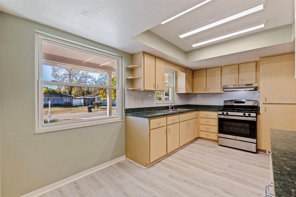 Image 7 of property listing at 1013 55TH TERRACE S, St Petersburg, FL 33705